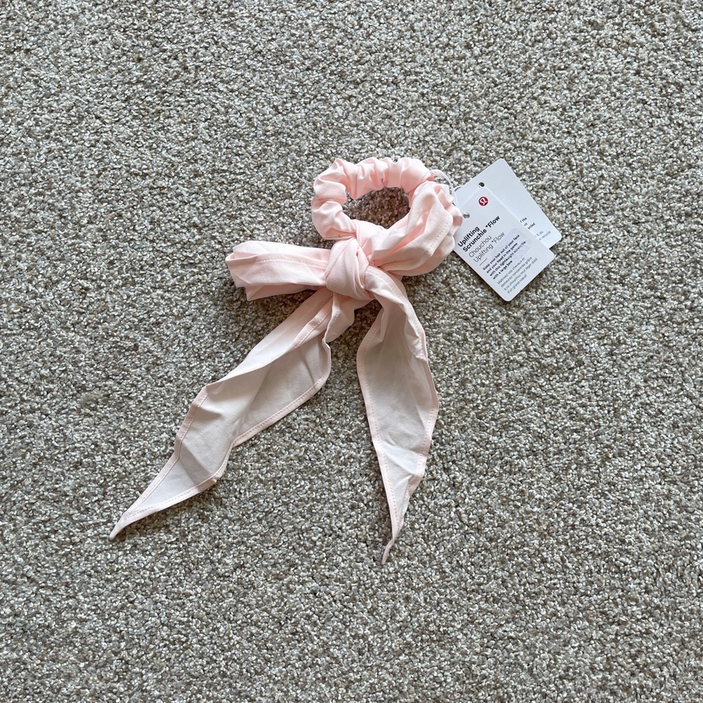 NWT Lululemon Uplifting Scrunchie